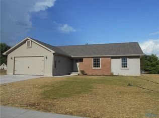 430 Plantation Ln, Oak Harbor, OH 43449