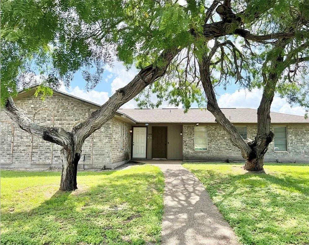 2 bed, 1.0 bath, 844 sqft, $1,300 — Photo 1
