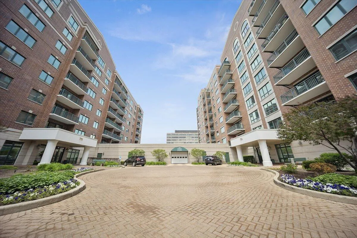 2 bed, 1200 sqft, $2,400 — Photo 2