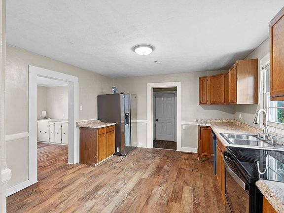 5th image of 207 Wadsworth St
