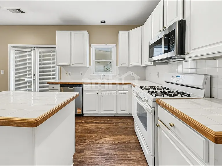 3374 Hunters Point Rd — Photo 4