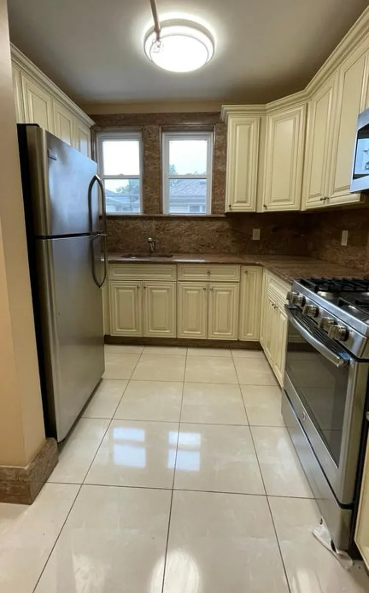 Building Photo - 884 Castleton Ave #2