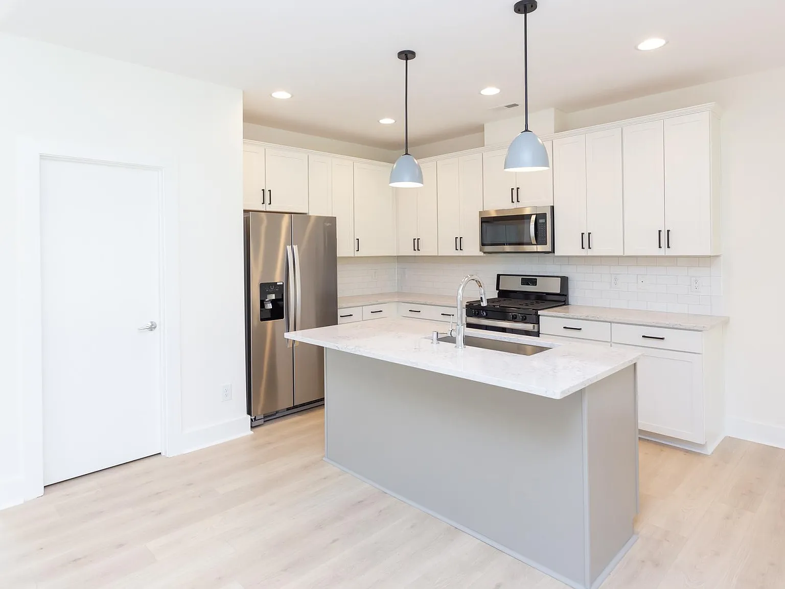 4 bed, 2000 sqft, $4,100 — Photo 4