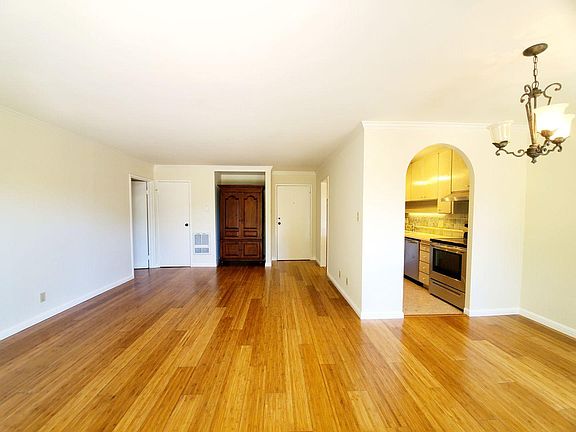 5th image of 932 Peninsula Ave APT 209