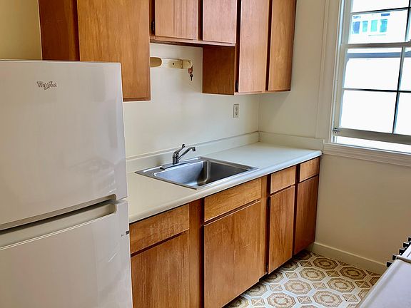 5th image of 2855 Polk St #201