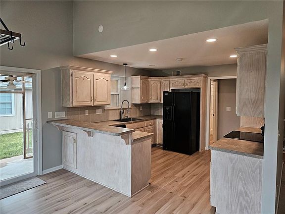 3rd image of 1309 Thomas Dr