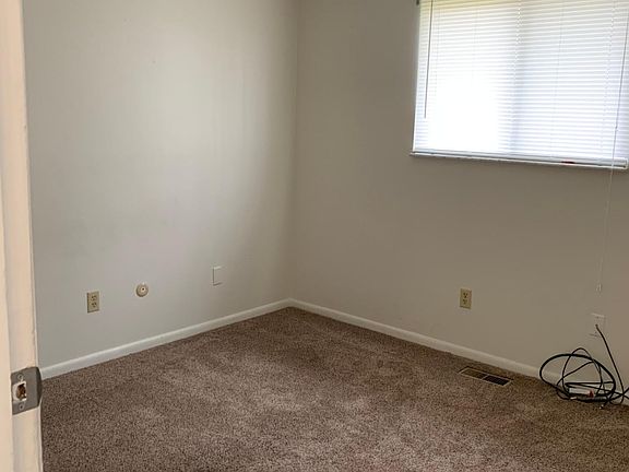 5th image of 3462 Village Green Dr