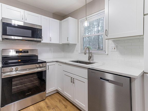 4th image of 320 Penn Oak Cir