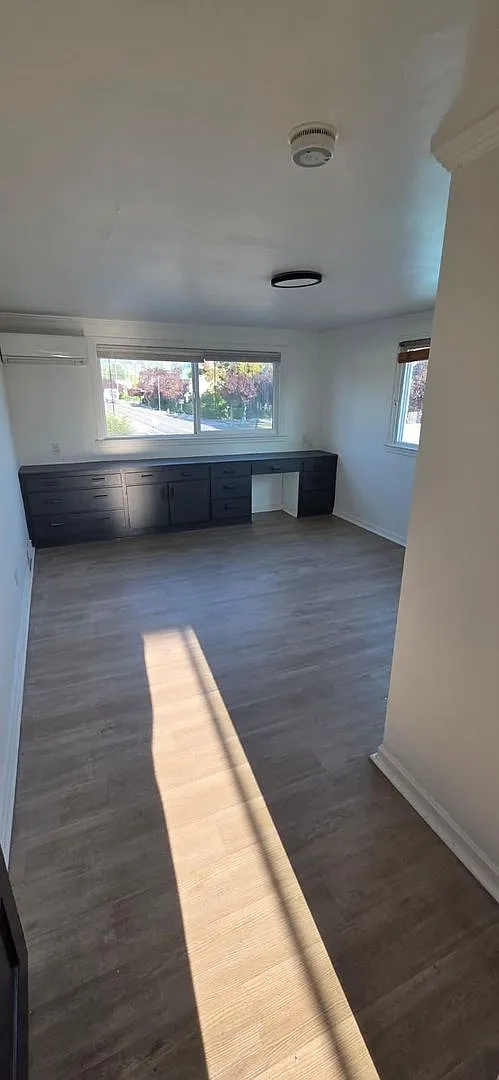 Auburn Commercial — Photo 2