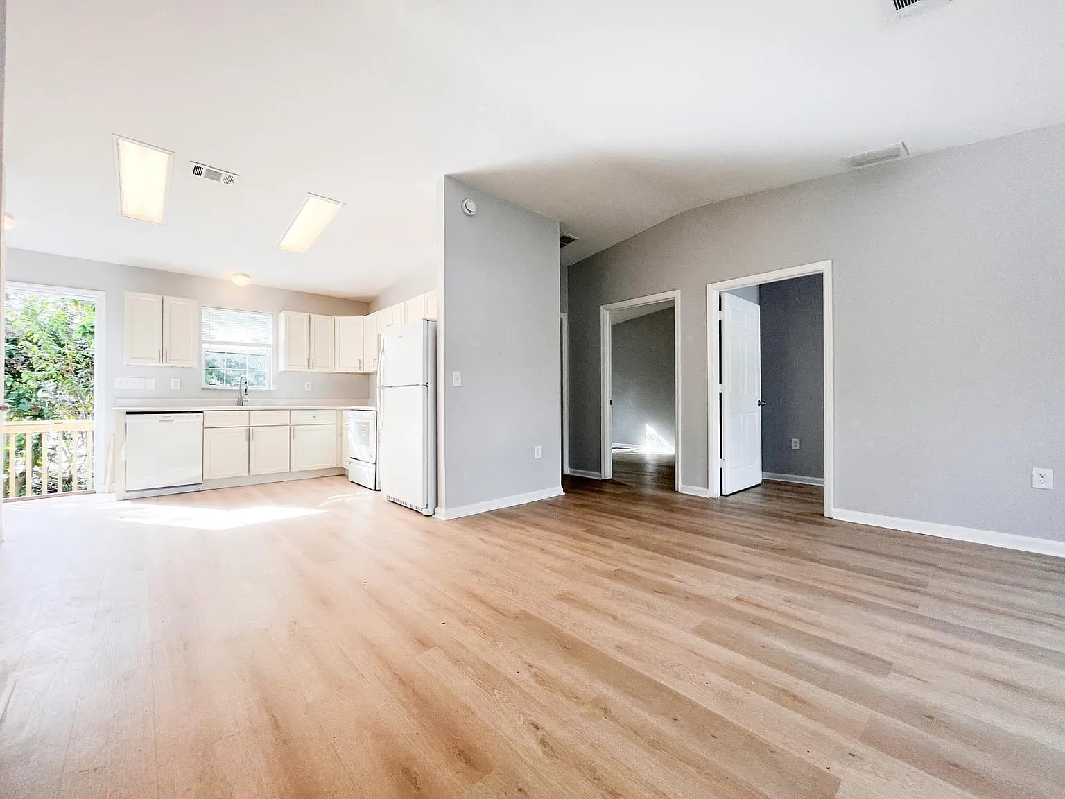 3 bed, 2.0 bath, 1000 sqft, $2,350 — Photo 2