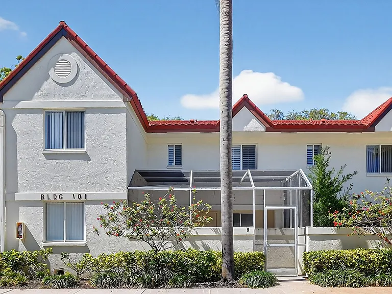 101 Half Moon Cir #B — Photo 2