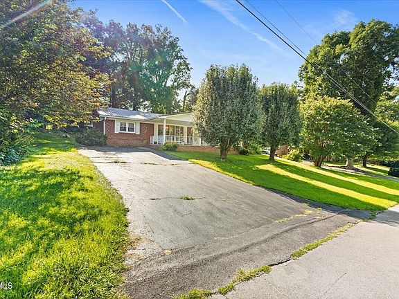 5th image of 207 Sycamore St