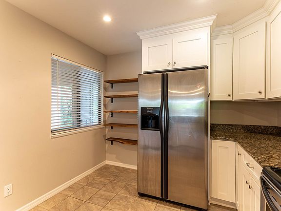 3rd image of 807 Huntington Ct