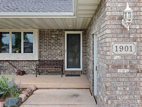 3rd image of 1901 Sherry Ln