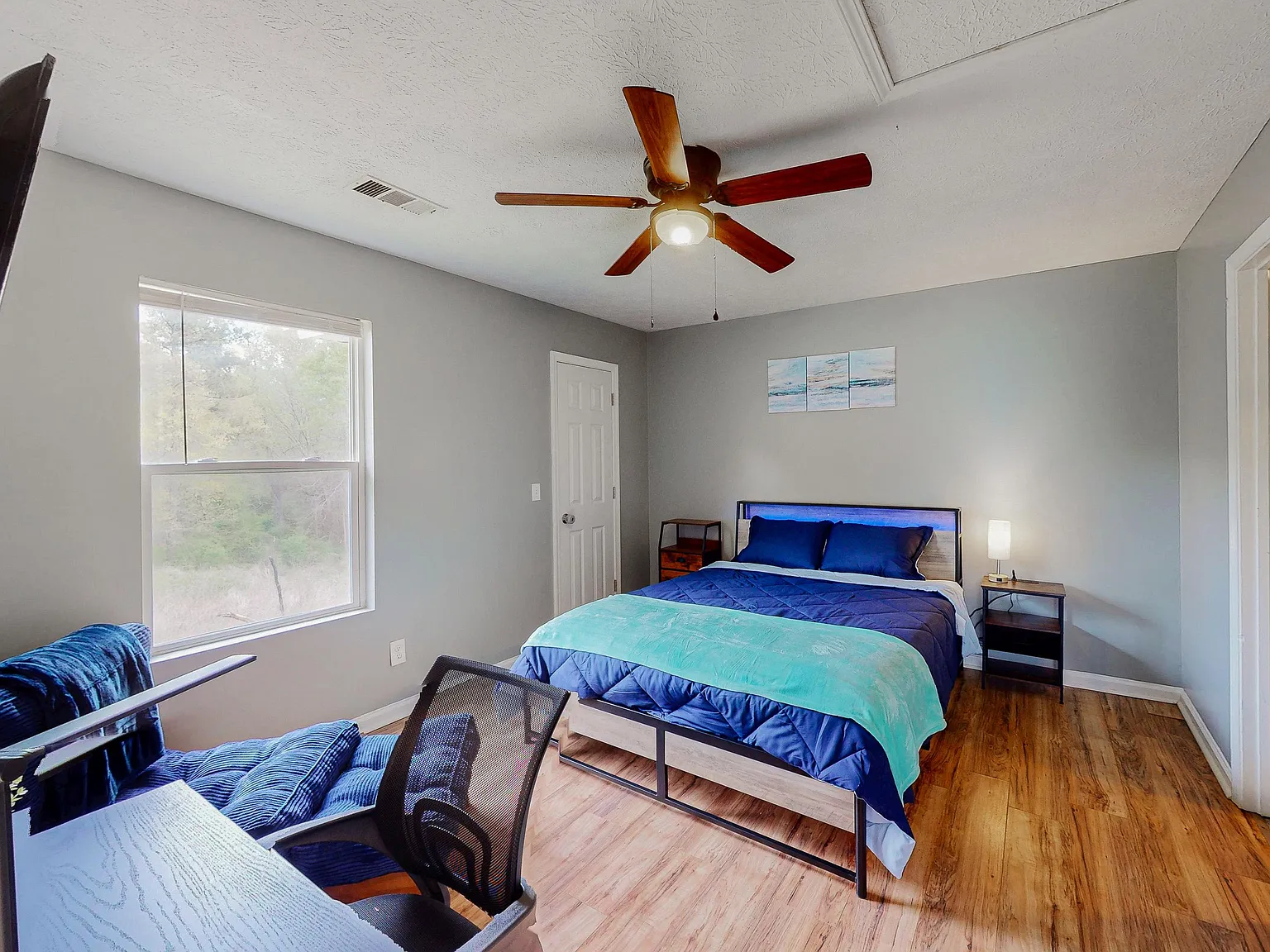 3 bed, 2.0 bath, 1045 sqft, $1,018 — Photo 2