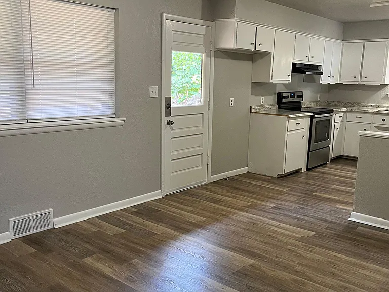 829 E Towry Dr — Photo 4