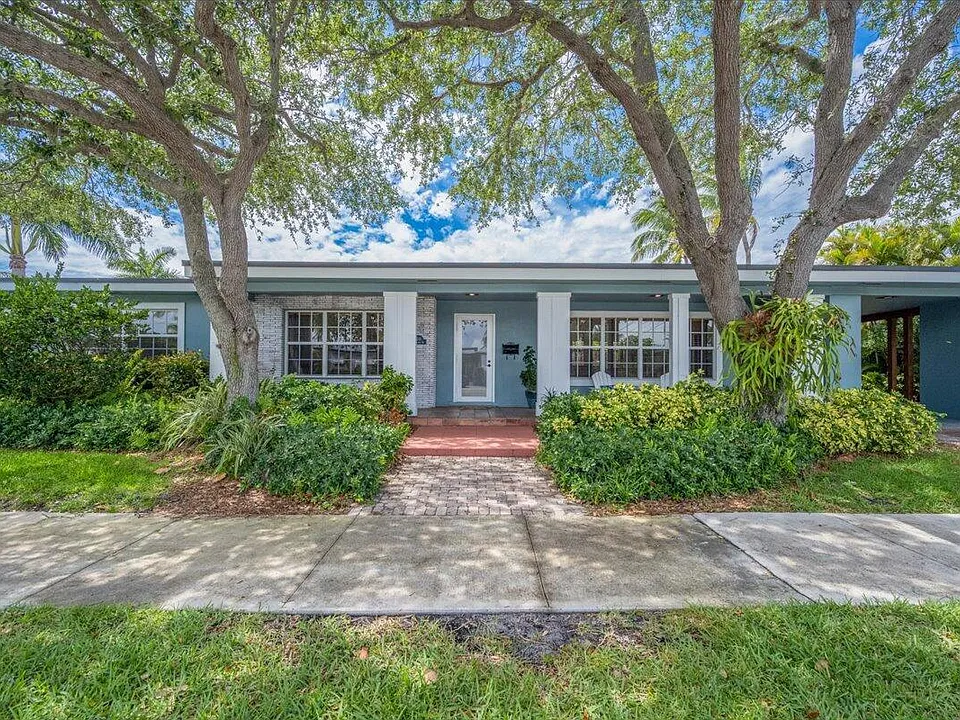 2201 N Lakeside Dr