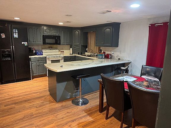 3rd image of 3805 Barlow Rd