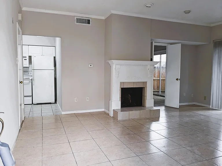 2100 Tanglewilde St #421 — Photo 12