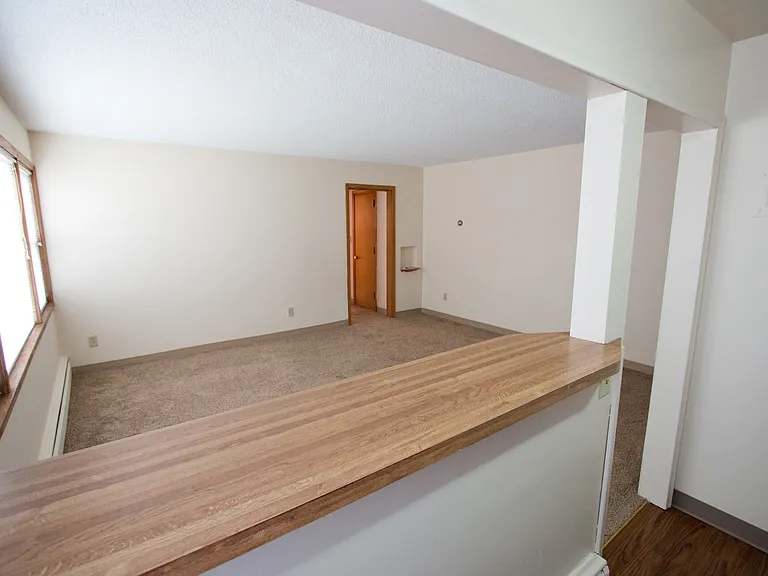 1600 Ford Pkwy — Photo 10