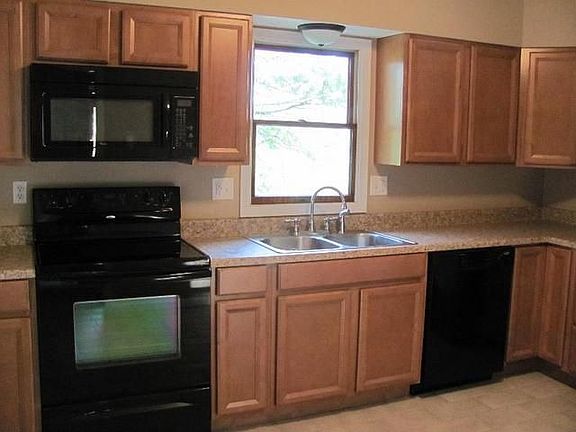 4th image of 500 Camelot Dr