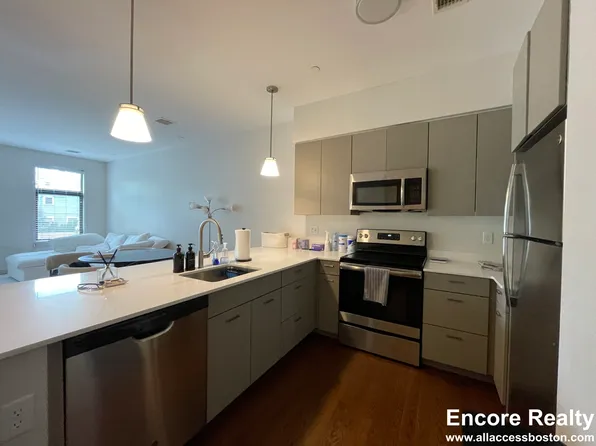 454 Harvard St #204, Brookline, MA 02446