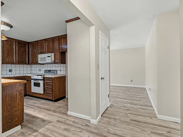 2025 Sweetwater Dr — Photo 3