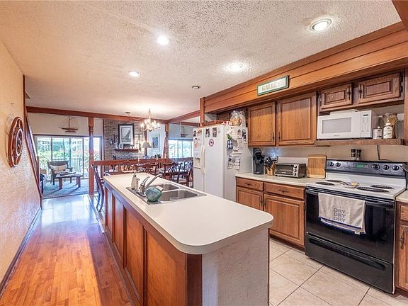 5th image of 18 Jacqueline Ct #18