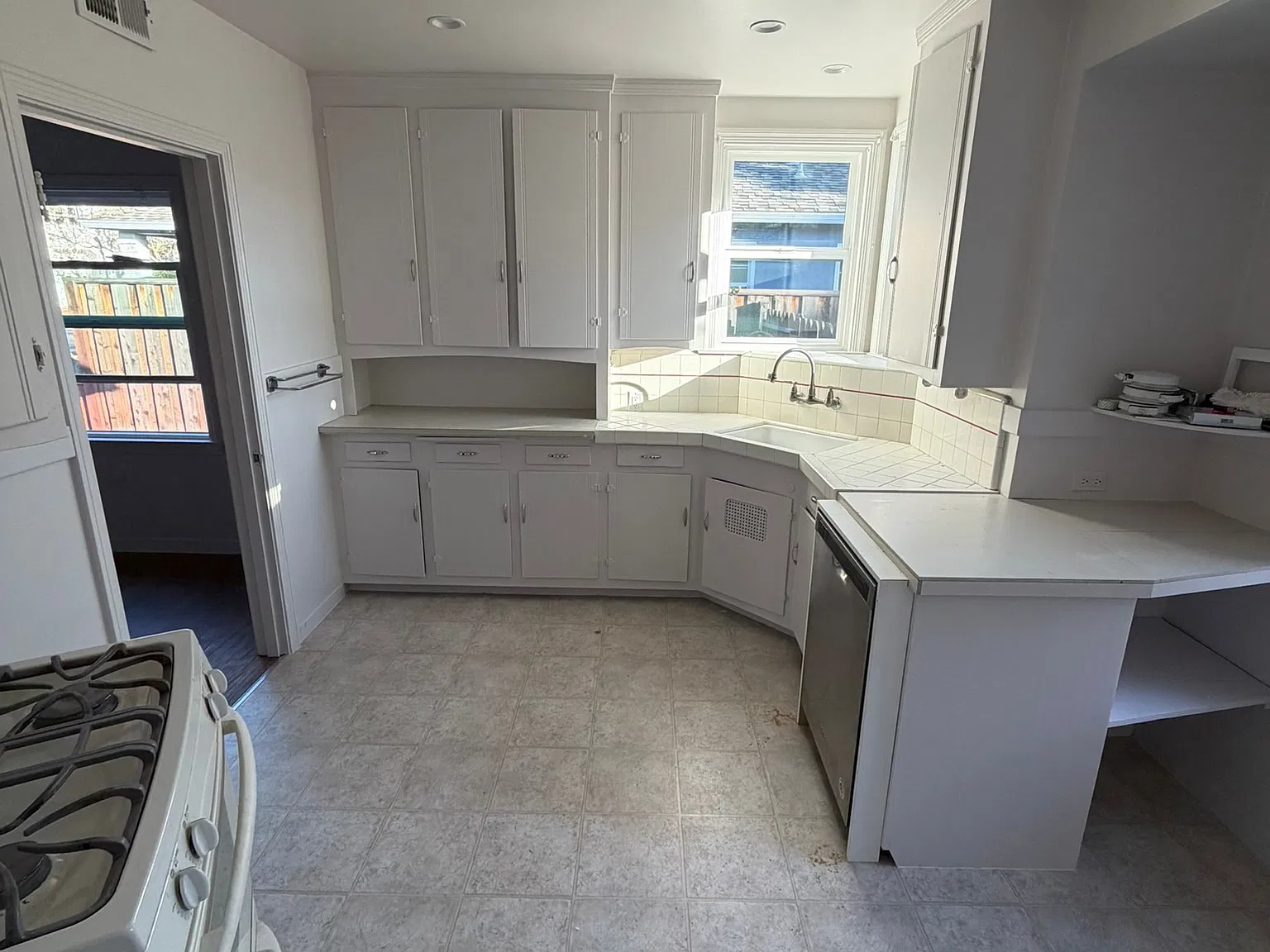 3 bed, 1250 sqft, $5,900 — Photo 4