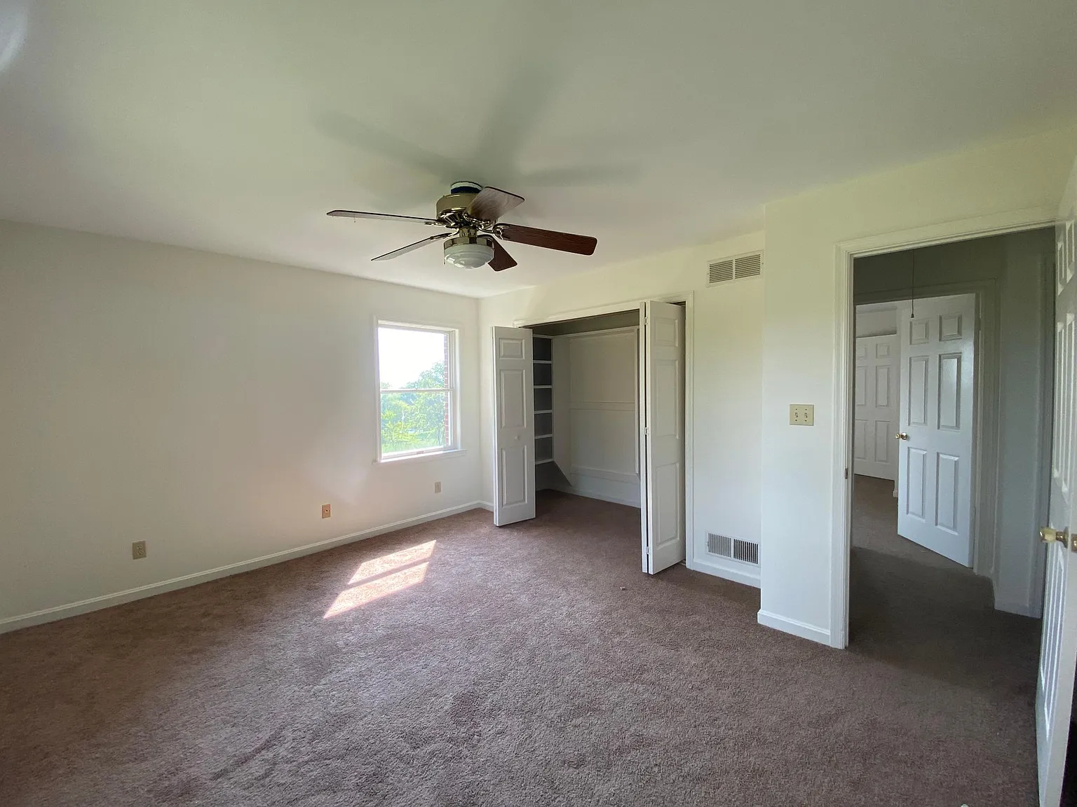 3 bed, 3600 sqft, $3,500 — Photo 4