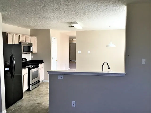 3 bed, 2.0 bath, 1899 sqft, $2,125 — Photo 3