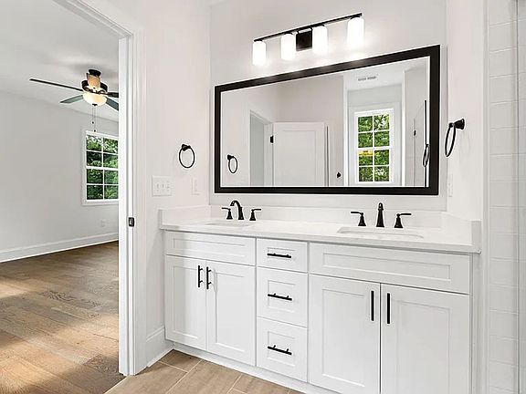 3rd image of 711 N Main St