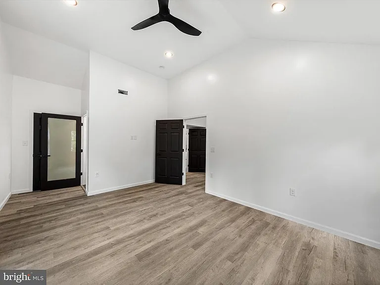 700 Moores Ave — Photo 8