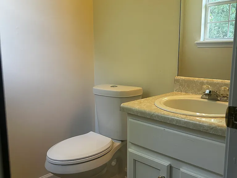 111 Ravenwood Ln — Photo 6