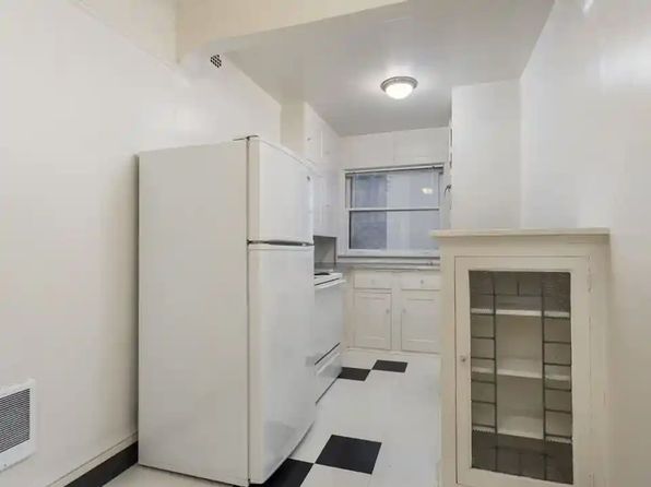 1929 NW Irving St APT 207
