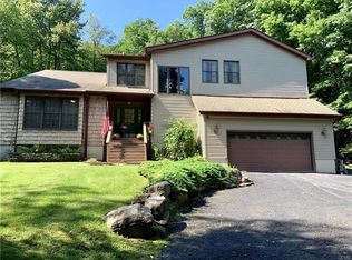 562 Devils Hole Rd, Mount Pocono, PA 18344