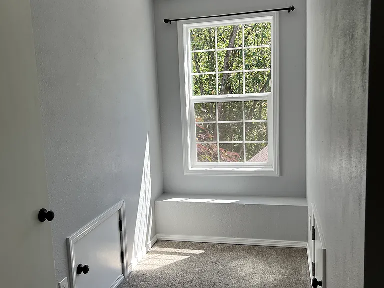 Primary bedroom Dormer with window seat