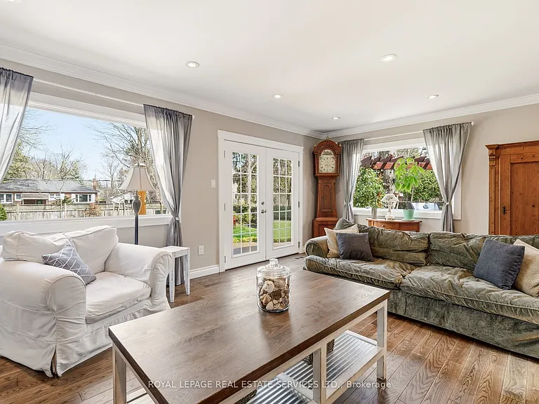 145 Suffolk Ave — Photo 18