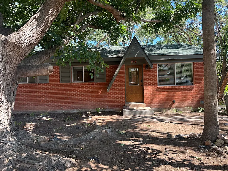 423 Huntridge Dr — Photo 1