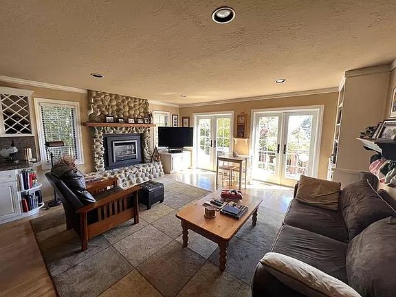 4th image of 706 La Honda Ct