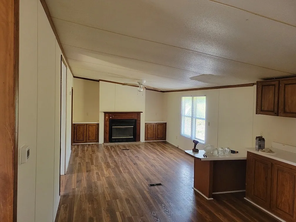 3 bed, 2128 sqft, $1,300 — Photo 2
