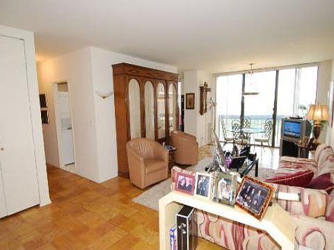 4th image of 26910 Grand Central Pkwy APT 4N