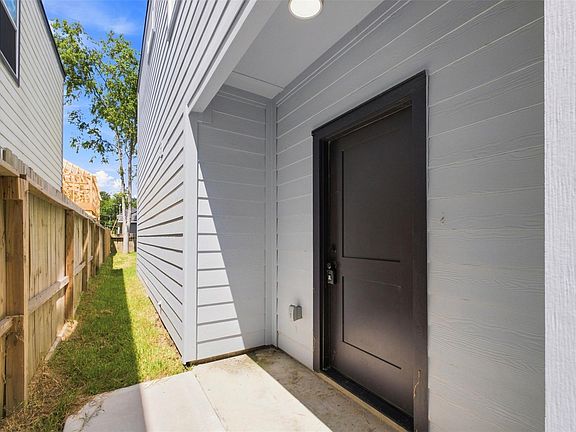 2nd image of 8121 Venus St