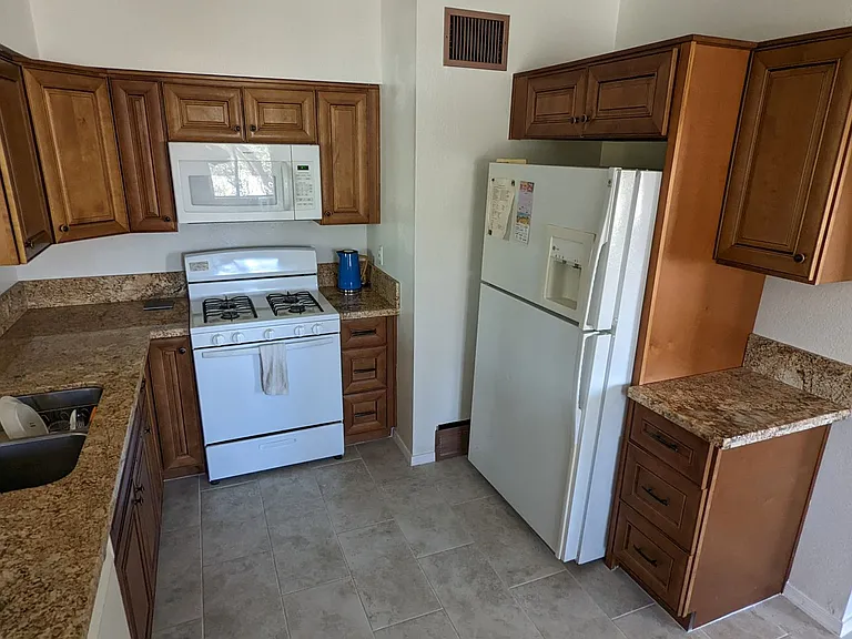 1344 W Delaware St — Photo 15