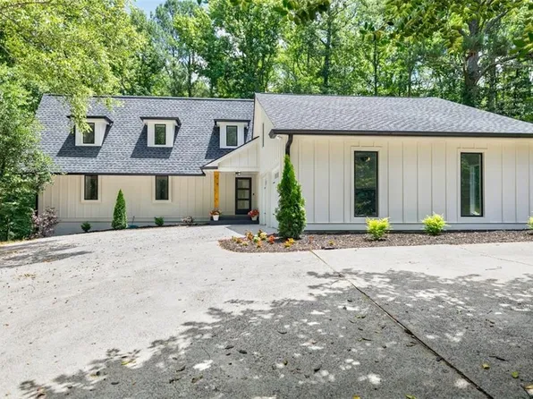 6730 Yacht Club Dr, Acworth, GA 30102