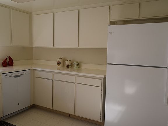 Rt side of Kitchen