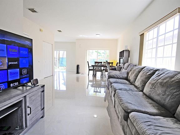 4th image of 1001 NE 41st Terrace