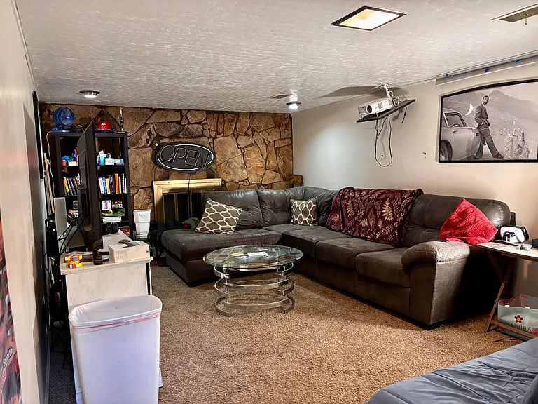 1368 Davis Ave — Photo 8