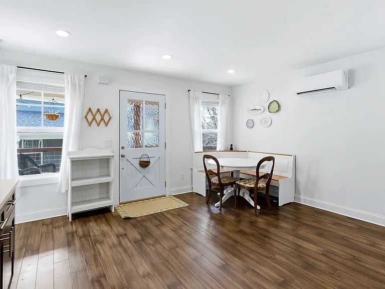 318 Cottage Ct — Photo 2
