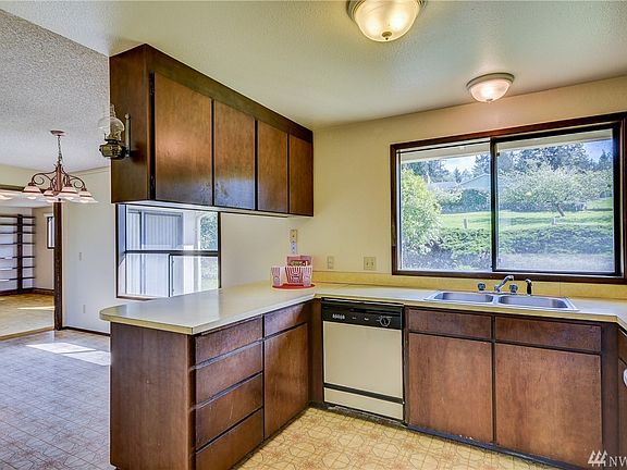 3rd image of 490 Hazelwood Dr